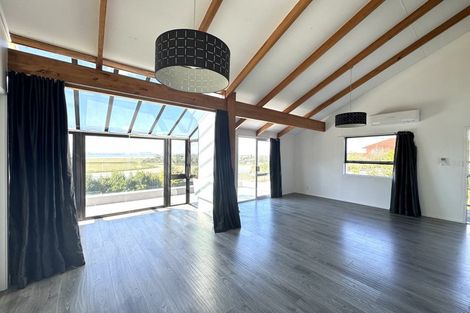 Photo of property in 195 West Harbour Drive, West Harbour, Auckland, 0618