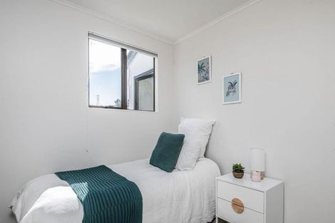 Photo of property in 44 Colchester Crescent, Newlands, Wellington, 6037