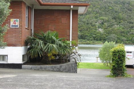 Photo of property in 4 Waiwera Road, Waiwera, Orewa, 0994