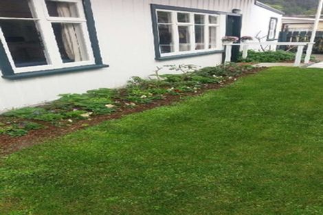 Photo of property in 37 Pukatea Street, Eastbourne, Lower Hutt, 5013