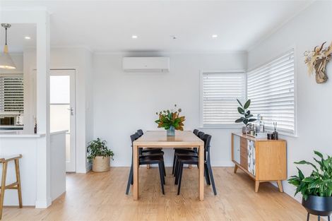 Photo of property in 15 Camelot Place, Glenfield, Auckland, 0629