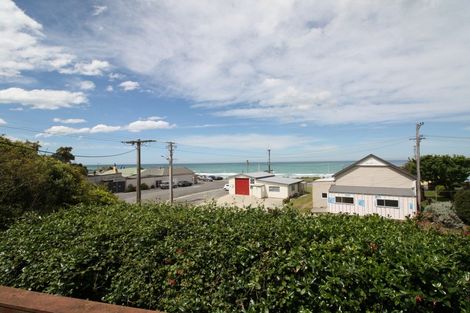 Photo of property in 2 Moana Street, Kaka Point, 9271