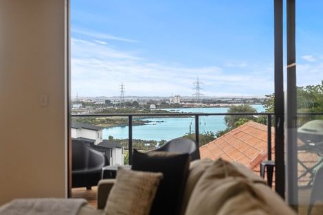 Photo of property in 32 Seacliffe Road, Hillsborough, Auckland, 1042