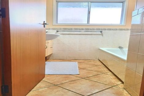 Photo of property in 67 Ravenwood Drive, Forrest Hill, Auckland, 0620