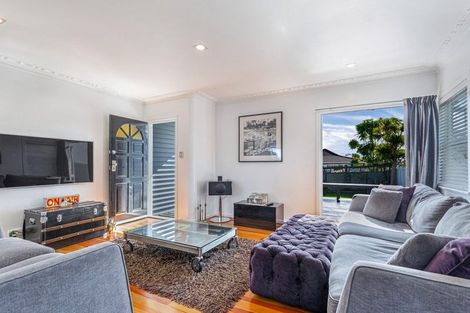 Photo of property in 2/29 Sunnyfield Crescent, Glenfield, Auckland, 0629