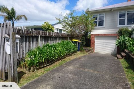 Photo of property in 296 East Coast Road, Forrest Hill, Auckland, 0620