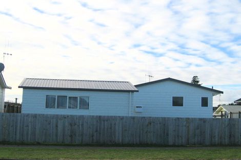 Photo of property in 26 Karaka Street, Otaki Beach, Otaki, 5512