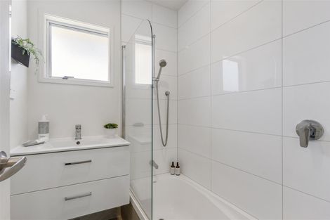 Photo of property in 2/79 Moore Street, Hillcrest, Auckland, 0627