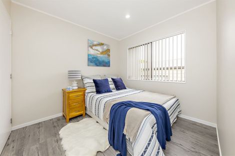 Photo of property in 2/4 Maplesden Drive, Clendon Park, Auckland, 2103