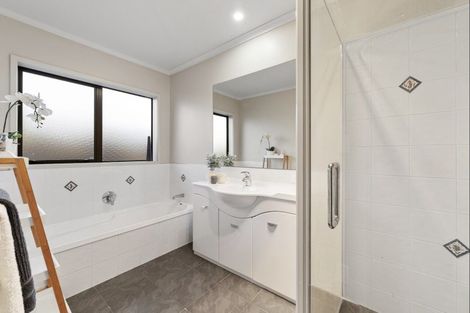 Photo of property in 33 Saint Heliers Place, Papamoa Beach, Papamoa, 3118