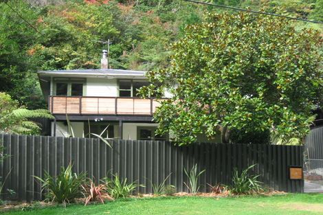 Photo of property in 145 Pinehaven Road, Pinehaven, Upper Hutt, 5019