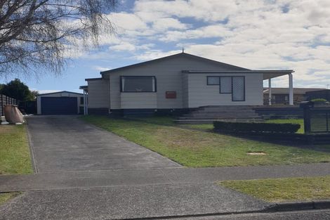 Photo of property in 40 Edgewater Parade, Waiuku, 2123