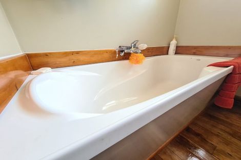 Photo of property in 21 Richmond Hill, Glenside, Wellington, 6037