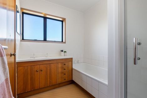 Photo of property in 2/12 East Coast Road, Milford, Auckland, 0620