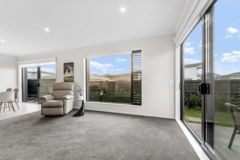 Photo of property in 12 Kuparu Lane, Red Beach, 0932