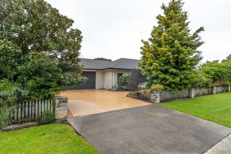 Photo of property in 1 Oak View Place, Greytown, 5712