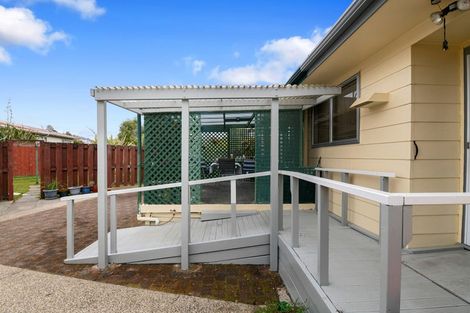 Photo of property in 25 Matthew Place, Kawaha Point, Rotorua, 3010