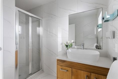 Photo of property in 2/9 Colmar Road, Mellons Bay, Auckland, 2014