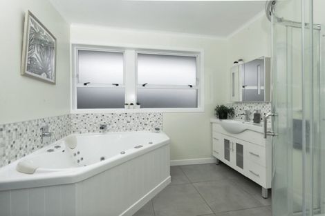 Photo of property in 3 Delamare Road, St Andrews, Hamilton, 3200