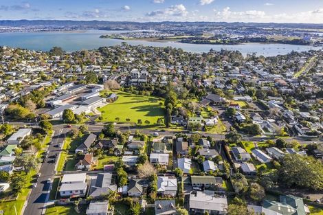 Photo of property in 2/49 Tramway Road, Beach Haven, Auckland, 0626