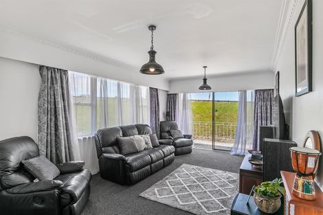 Photo of property in 15 Totaravale Drive, Totara Vale, Auckland, 0629