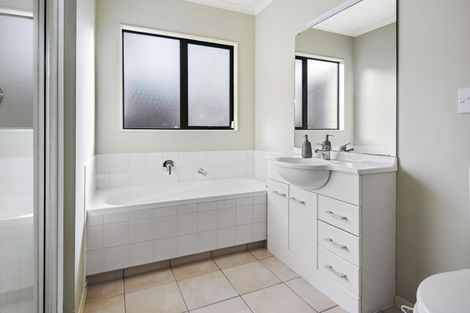 Photo of property in 17 Ashmere Lane, Weymouth, Auckland, 2103