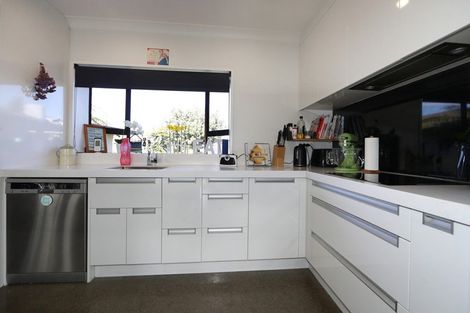 Photo of property in 28 Chester Street, Taradale, Napier, 4112