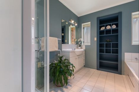 Photo of property in 6 La Lena Grove, Fitzherbert, Palmerston North, 4410