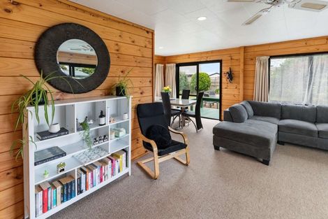 Photo of property in 1 Albert Street, Hawera, 4610