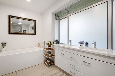 Photo of property in 2/23 Parr Terrace, Castor Bay, Auckland, 0620