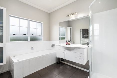 Photo of property in 10e Regan Street, Stratford, 4332