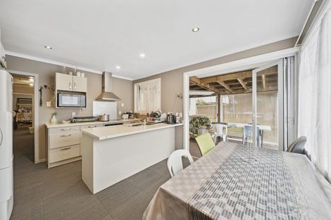 Photo of property in 4 Grande Vue Road, Papatoetoe, Auckland, 2025