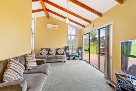 Photo of property in 71 Etherton Drive, Weymouth, Auckland, 2103