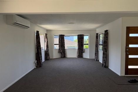 Photo of property in 8 Landow Place, Henderson, Auckland, 0612