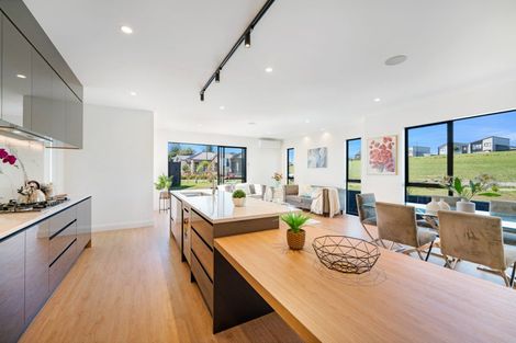 Photo of property in 14 Emerald Avenue, Rosehill, Papakura, 2113