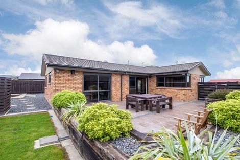 Photo of property in 32 Johnstone Drive, Fitzherbert, Palmerston North, 4410