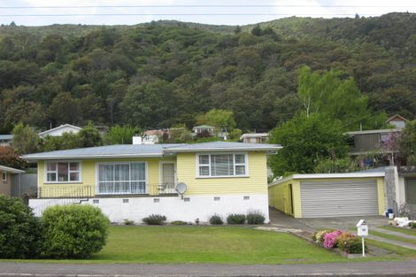 Photo of property in 104 Waikawa Road, Picton, 7220