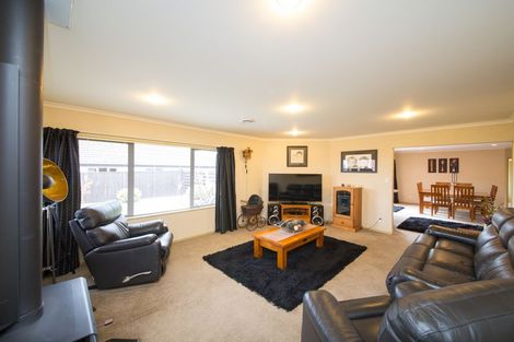 Photo of property in 32 Johnstone Drive, Fitzherbert, Palmerston North, 4410