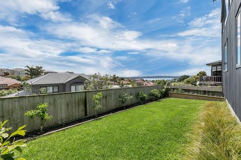 Photo of property in 29 Bernleigh Terrace, West Harbour, Auckland, 0618