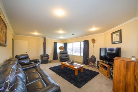 Photo of property in 32 Johnstone Drive, Fitzherbert, Palmerston North, 4410