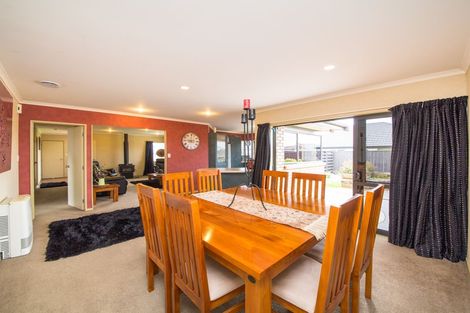 Photo of property in 32 Johnstone Drive, Fitzherbert, Palmerston North, 4410