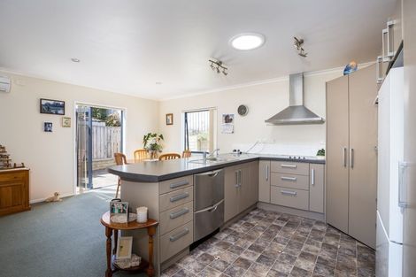 Photo of property in 9a Simons Street, Moturoa, New Plymouth, 4310