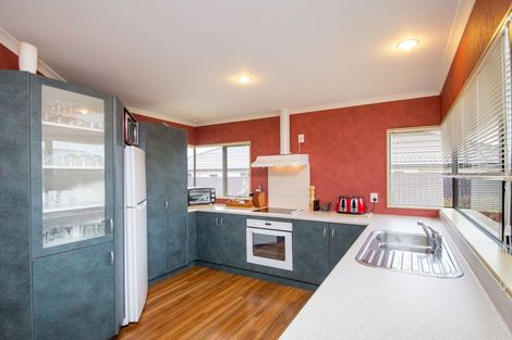 Photo of property in 32 Johnstone Drive, Fitzherbert, Palmerston North, 4410