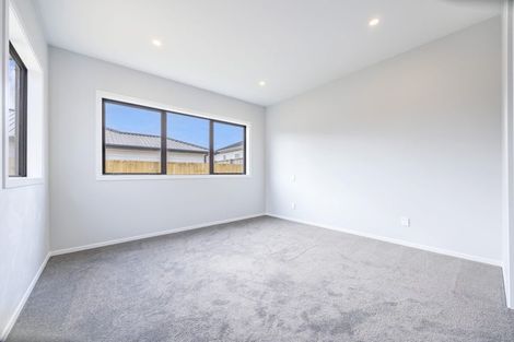 Photo of property in 13 Mcindoe Road, Kumeu, 0810