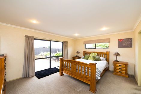 Photo of property in 32 Johnstone Drive, Fitzherbert, Palmerston North, 4410