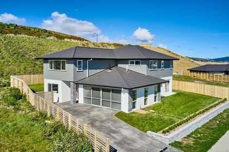 Photo of property in 113 Queen Charlotte Drive, Aotea, Porirua, 5024