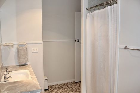 Photo of property in 2/70 Kaurilands Road, Titirangi, Auckland, 0604