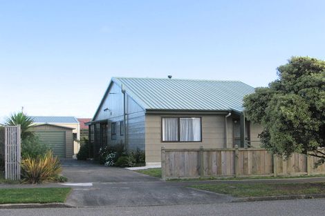 Photo of property in 4 Hastings Street, Waikanae Beach, Waikanae, 5036