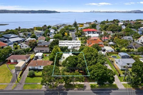 Photo of property in 112 Beach Road, Te Atatu Peninsula, Auckland, 0610