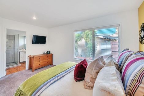 Photo of property in 7 Rossmore Terrace, Murrays Bay, Auckland, 0630